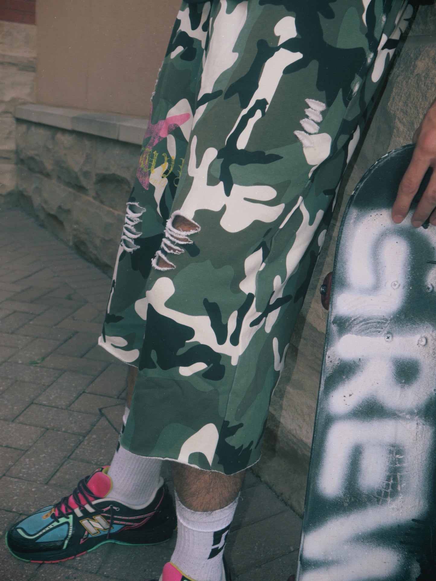 THRASHED BAGGY 3/4 CAMO SHORTS