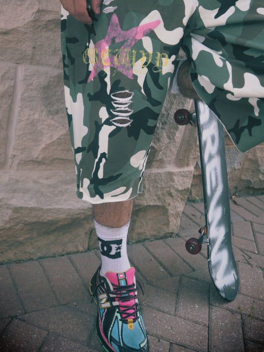 THRASHED BAGGY 3/4 CAMO SHORTS
